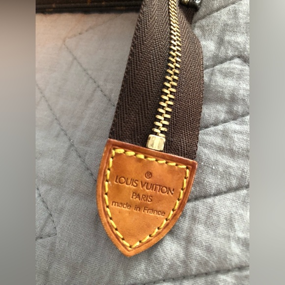 Womens Louis Vuitton make up travel bag - Picture 4 of 11